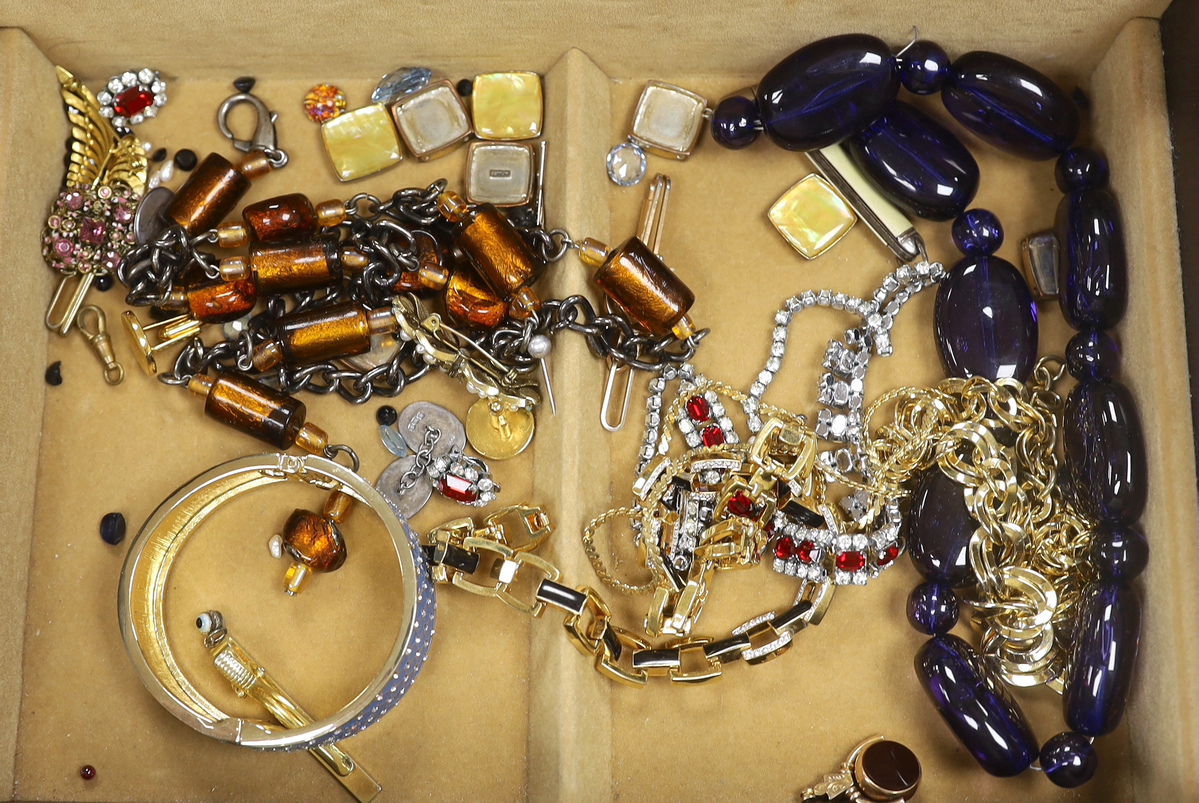 An early 20th century 9ct gold, bloodstone and carnelian set spinning fob and a quantity of mainly assorted costume jewellery.